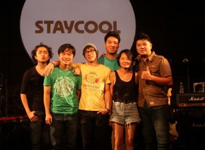 STAYCOOLのメンバー。左からサポートドラマーのAJ、ベースのミッチェル、ボーカル・アコースティックギター・作詞のウィル、作曲・キーボード・ドラム・ジャンベのスタンリーヴィオラのトレイシー、エレクトリックギターのブライアン、
