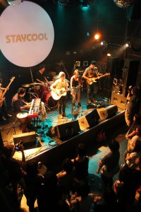 観客は体を音楽に合わせて揺らしながらSTAYCOOLのゆったりとした心地良いメロディーに聴き入った