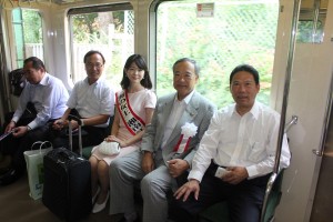 江ノ電に乗り七里ヶ浜へ移動する台湾観光局・江所長
