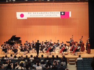 國語實小弦樂團演奏多首台日知名曲目,盼以優美樂聲慰藉災區學生的心靈