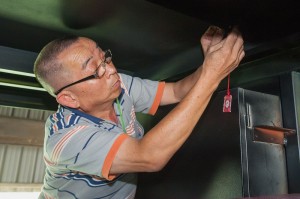吉大笙業工程董事長張吉泉為舞台車繫上媽祖平安符(攝影:顏麟宇)