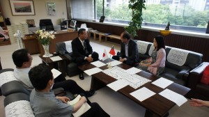 粘信士一行人拜會靜岡縣副知事大須賀淑郎