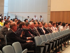 貴賓席上的賓客都很認真的聆聽表演