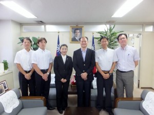 駐橫濱辦事處處長粘信士(右3)與橫濱華僑總會幹部成員合影