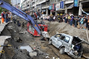 爆発事故の影響で道路は広範囲にめくれ上がった(写真提供:中央社)