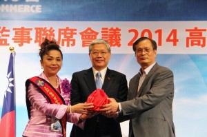 在僑務委員長陳士魁(中)的監交下,新任總會長謝美香和前任總會長施至隆進行印象交接