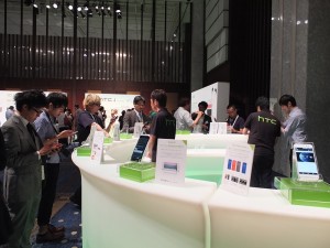 現場設置的試用區裡有許多媒體駐足試用手機
