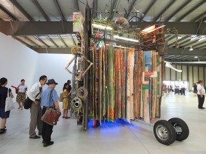 日本藝術家大竹伸朗的作品《網膜屋/記憶濾過小屋》2014,(Insatallation view of Yokohama Triennale 2014)