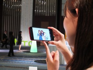 現場日本媒體試用手機,對於相片剪貼功能感到驚艷
