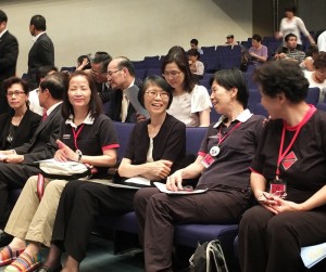 周美青(右3)到場欣賞原聲童聲合唱團的表演