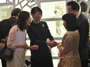 周美青與日本前首相鳩山由紀夫及其夫人相談甚歡