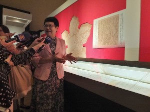 故宮院長馮明珠向台灣媒體解說《寒食帖》和日本的淵源