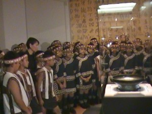 周美青和原聲童聲合唱團小朋友一同觀展