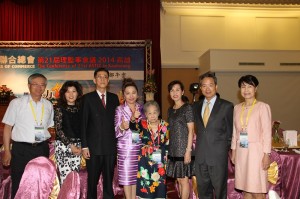 駐日代表夫人林則媛(右3)和駐大阪辦事處處長蔡明耀伉儷(右1、左1)回台出席亞總會議,支持日本台商總會長謝美香