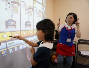小朋友體驗多媒體互動式教學設備,從遊戲中學習英文