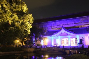 会場のライトアップされた東京国立博物館