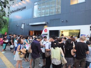 場外有許多人排隊搶購台灣美食