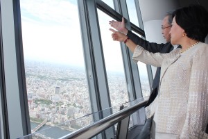 １０１・宋文琪社長はスカイツリー・伊藤正明社長の案内でｽｶｲﾂﾘｰ３５０メートル地点の展望台を視察
