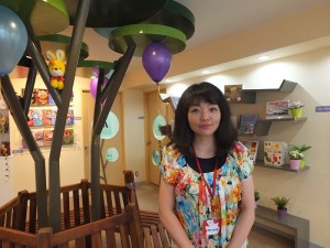 佳音英語東京分校班主任前田正美認為輕鬆愉快的氛圍有助於小朋友學習