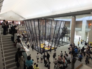 橫濱美術館內放置大型藝術垃圾箱,展場期間歡迎大家將自己失敗的作品拿來丟棄