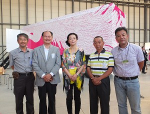 左起為:雲林縣政府文化處處長劉銓芝、駐橫濱辦事處處長粘信士、日本藝術家柳美和、吉大笙業工程老闆張吉泉及台灣攝影家沈昭良