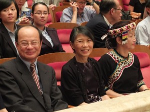 總統夫人周美青(中)和駐日代表沈斯淳(左)及台灣原聲音樂學校校長洪春滿(右),一同在台下聆聽小朋友的演唱