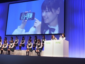 乃木坂46成員現場示範手機功能