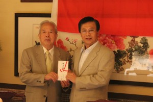 東京華僑商工連合会からの義捐金は陳調和副代表に託された