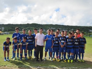 駐處派員關心到沖繩參加交流賽的潭秀國中足球隊師生