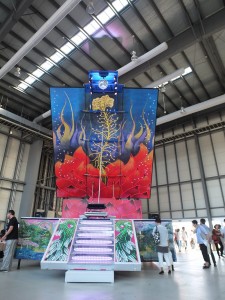 柳美和為舞台劇《日輪之翼》而引進台灣製作的移動舞台車(Insatallation view of Yokohama Triennale 2014)