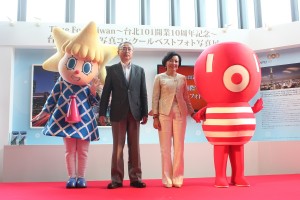 左からスカイツリー公式キャラクター・ソラカラちゃん、スカイツリー・伊藤正明社長、１０１・宋文琪社長や、１０１公式キャラクターのダンパーベイビー