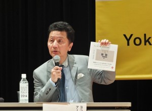 策展人森村泰昌手拿此次橫濱三年展特別製作的全以平假名撰寫的作品介紹,希望小朋友們也能輕鬆閱讀