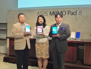 左起為KDDI商品部企劃2部部長相澤忠之、華碩日本分公司行銷部部長滕婉華和英特爾技術本部本部長土岐英秋,出席新品發表會
