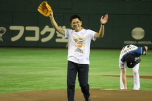 始球式にて投球した黄県長
