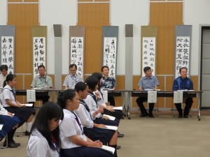 駐那霸辦事處處長蘇啟誠(右2)和沖繩縣教育長諸見里明(右1)等人,列席聽取學生發表作品
