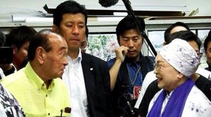 蔡雪泥(右)與沖繩縣知事仲井真弘多(左,著黃色上衣者)會面