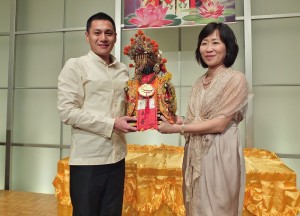 行天武聖宮玄微師父(左)和東京媽祖廟主任委員連昭惠一起手扶媽祖像