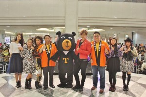 交通局副局長劉喜臨(右3)和小豬、喔熊與台灣觀光協會東京事務所所長江明清(左4)和日本美少女團體J☆Dee’Z合影(圖左1為主持人)