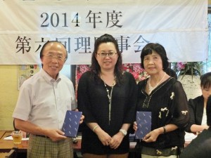 會長錢妙玲(中)頒贈敬老禮券給會中超過70歲以上的理事,當天則由邱泱棟(左)和黃壽美(右)代表領獎