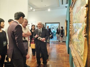 陳澄波兒子陳重光(右1)參觀會場一旁設置的陳澄波修復畫展