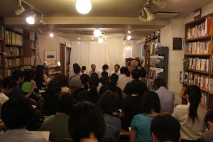 会場は満員で立ち見の人もいた