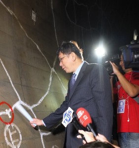 柯文哲與隨團媒體一起到地下深45公尺的地下調節池勘查