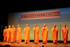 佛光山の法師らによるお経も披露