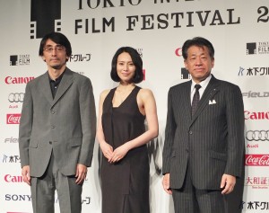 第27屆東京國際影展代言人中谷美紀(中)和影展主席椎名保(右),與以電影《紙之月》入圍競賽部門的導演吉田大八出席記者會