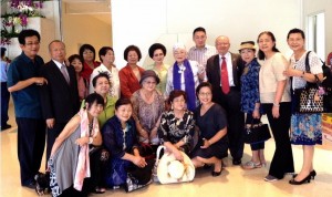 琉球台商會長新垣旬子(右二)、幹事長大林千乃 (右三)琉球台醫會長洪柏青(左一)等人接機