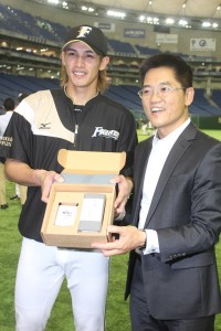 「台湾・台東県スペシャルナイター」にて陽選手と黄県長が面会