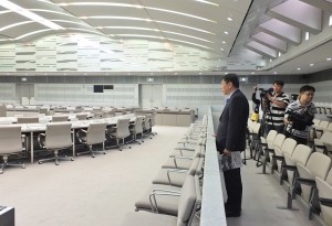 柯文哲視察東京都議會的委員會室