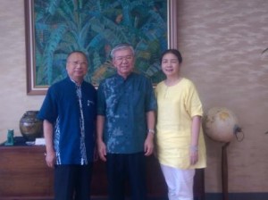 逢甲大學副教授黃煇慶(左)與琉球台商協會會長新垣旬子(右),一同前往琉大拜會校長大城肇(中)