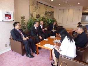 經濟部國貿局副局長徐大衛(左2)接受神奈川新聞記者採訪時,提到希望可以讓更多日本企業了解台灣的自由經濟示範區政策