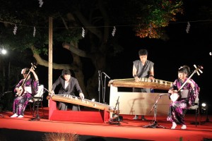 津軽三味線の全国大会で優勝者・北村姉妹による三味線と増田厚司及び成田信人による琴の演奏が行われた